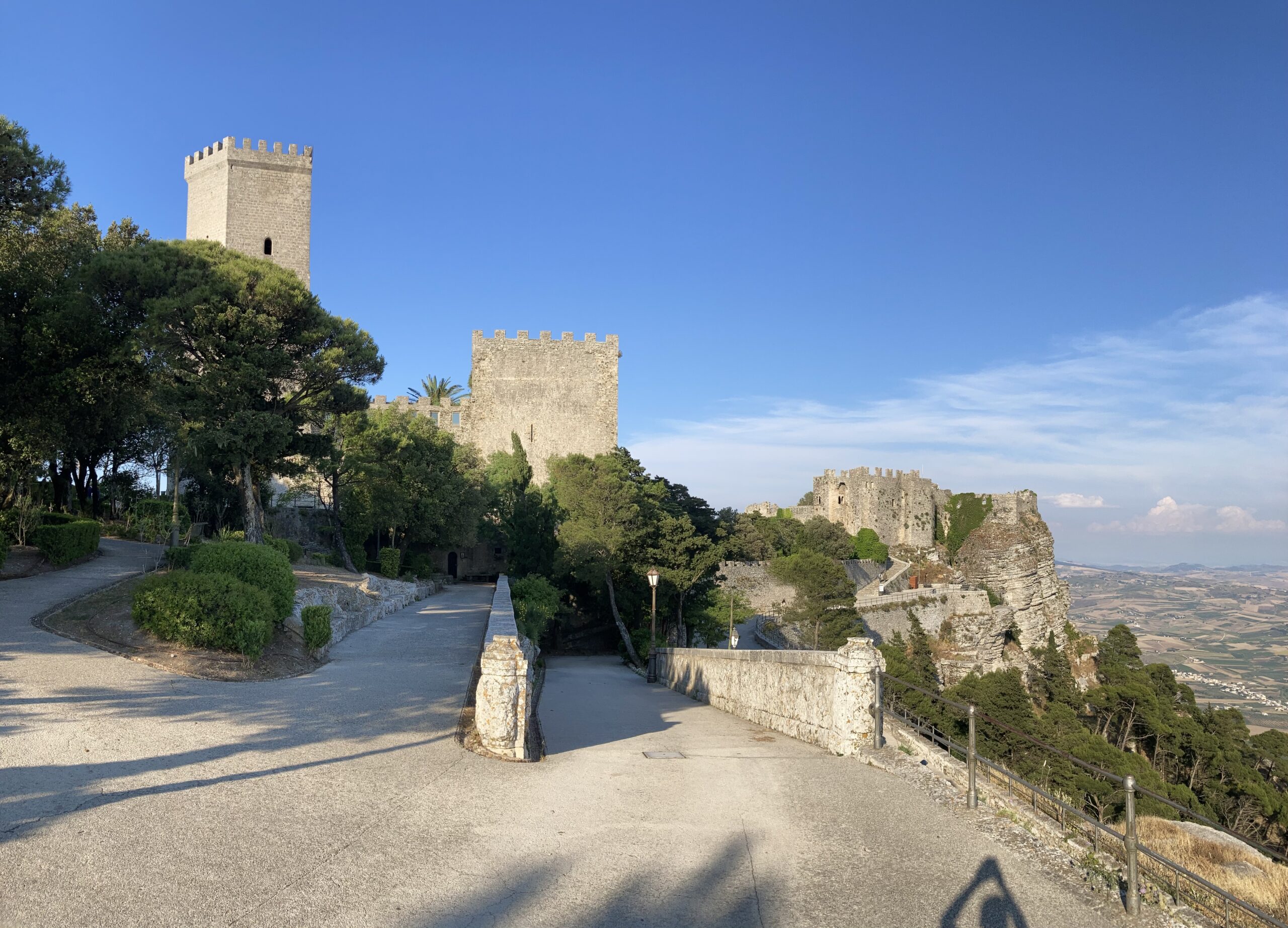 Burganlage von Erice mit Türmen, Felsen und weitem Blick über Westsizilien