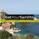 Panoramablick auf die Küste bei San Vito Lo Capo mit historischem Gebäude am Meer und Hinweis auf eine Rundfahrt in einer elektrischen Rikscha für bis zu sechs Personen.