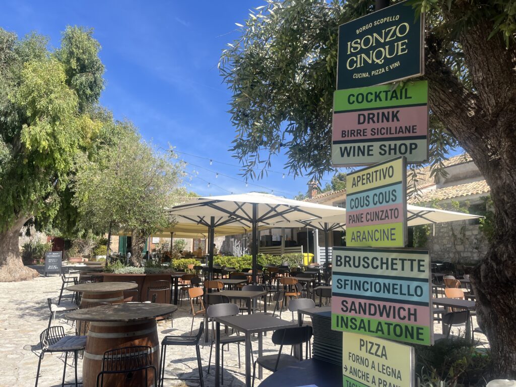 Außengastronomie mit Cafés und Restaurants auf der historischen Piazza von Scopello auf Sizilien.