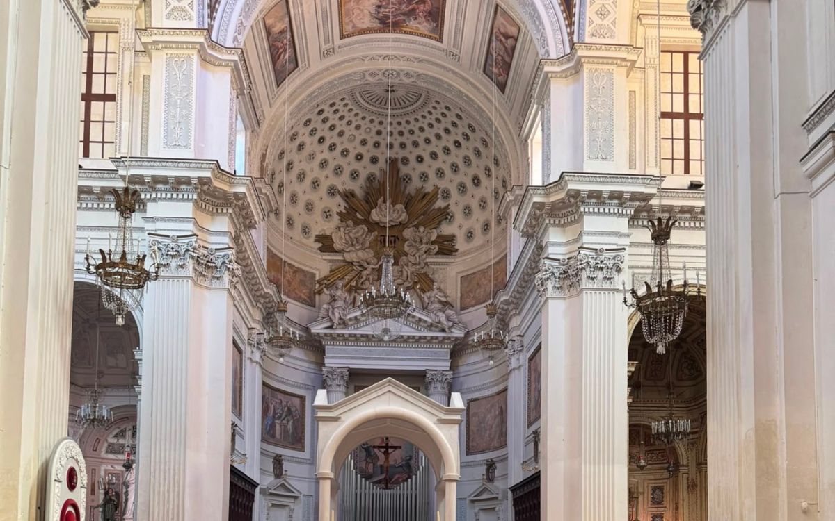 Blick in das prachtvolle Innere der Kathedrale San Lorenzo in Trapani mit hohen Säulen, Kuppel und barocker Ausstattung.