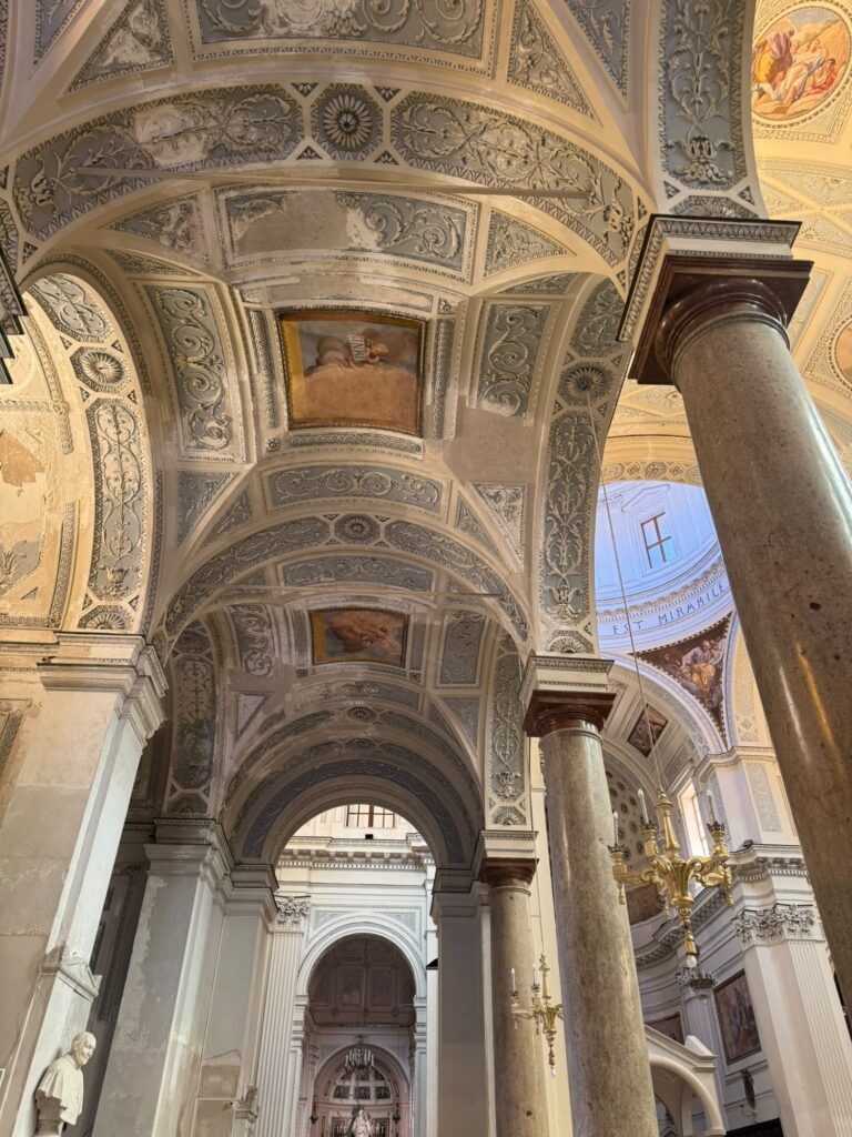 Innenraum der Cattedrale di San Lorenzo in Trapani mit kunstvoll verzierten Gewölben, Säulen und barocker Architektur.