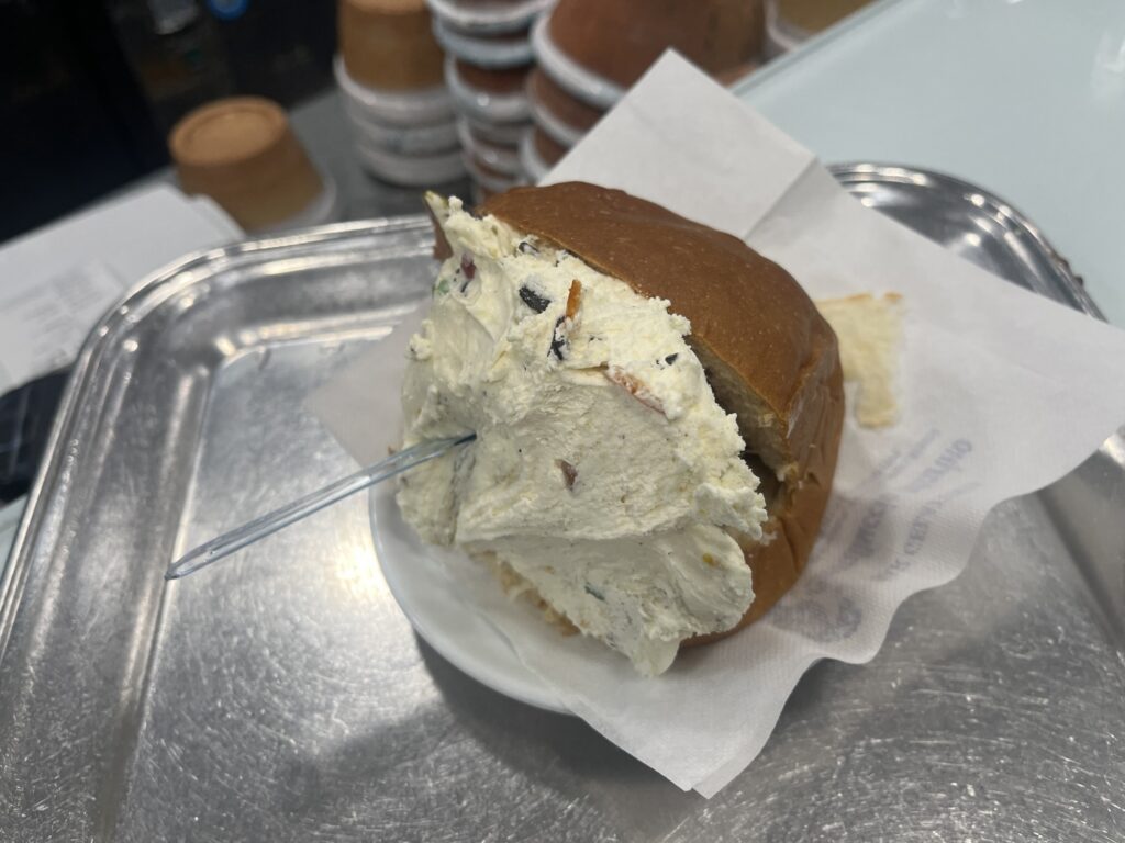 Sizilianische Brioche con Gelato mit cremiger Eisfüllung auf einem Tablett in einer Eisdiele in San Vito Lo Capo.